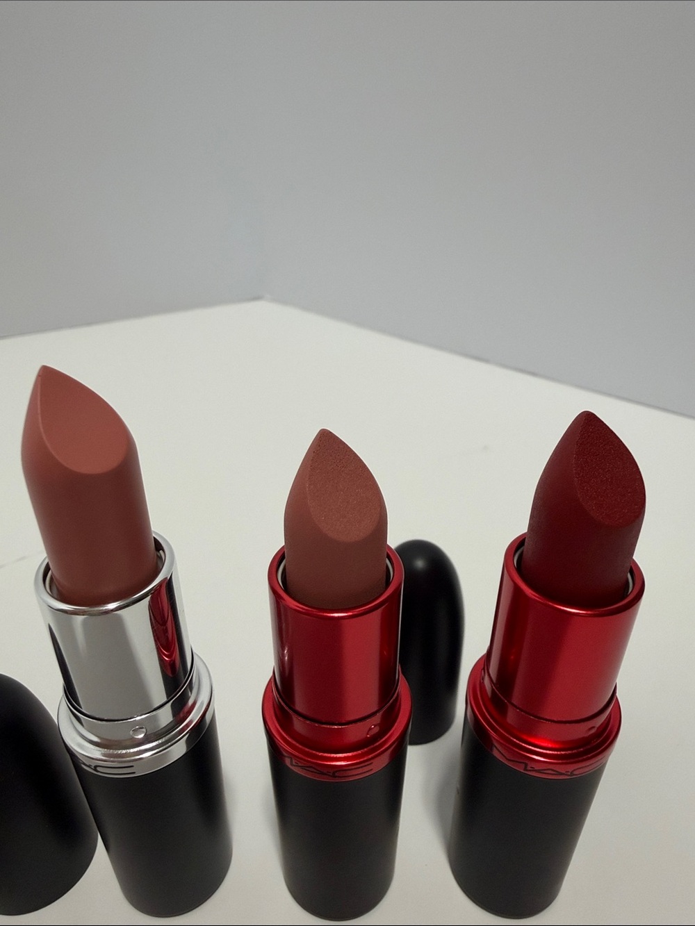 3 MAC Lipsticks 832 crème cup, vg2 viva planet, vg1 viva heart satin/matte - Picture 2 of 4